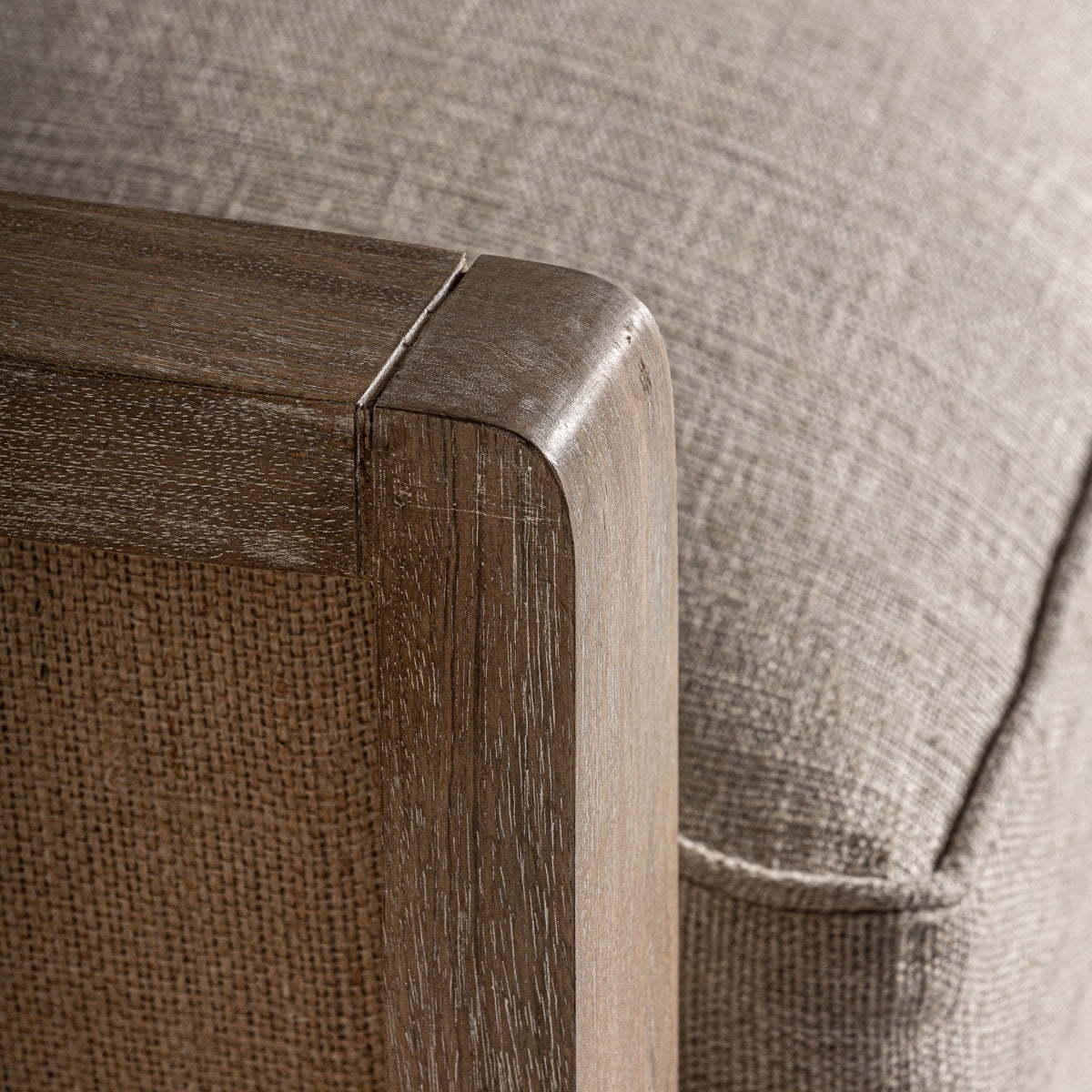Detalle del ángulo superior del sillón Grube, unión de madera maciza en roble