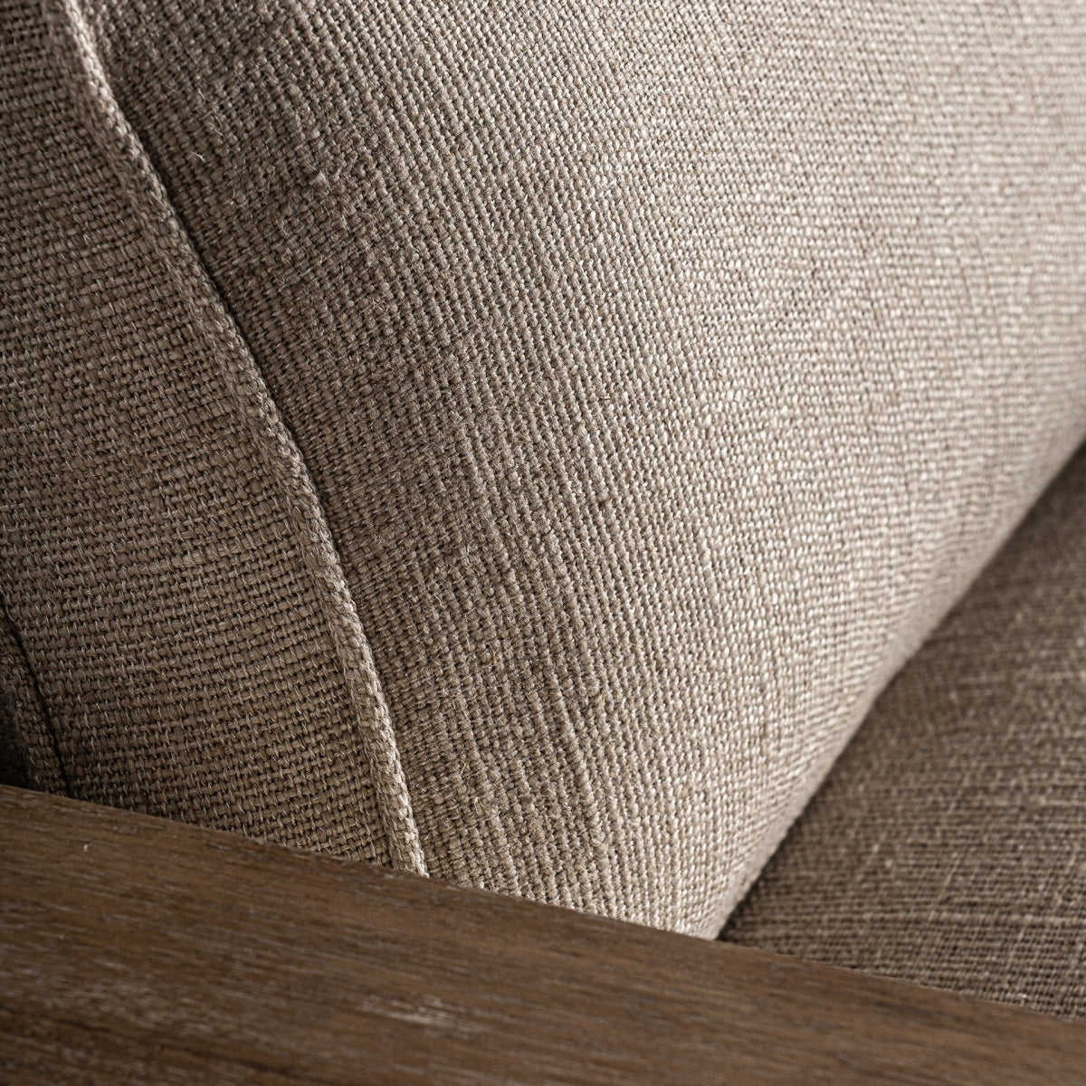 Detalle del cojín del respaldo en lino beige, textura suave y elegante