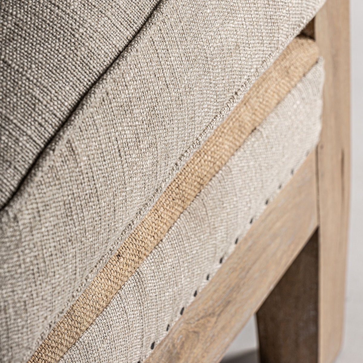 Detalle de la base del sillón Grube, combinación de yute natural y lino con clavos decorativos