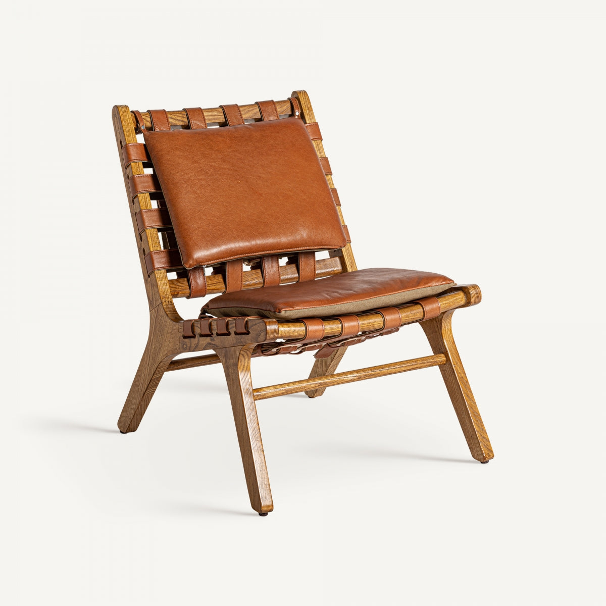 Butaca de diseño artesanal con estructura de madera vista y asiento de piel marrón, estilo vintage moderno