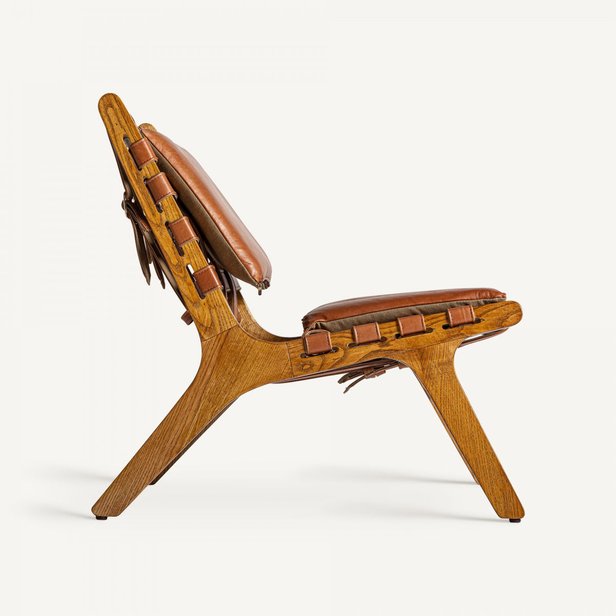 Perfil lateral de silla baja de madera con correas de cuero natural, diseño retro escandinavo