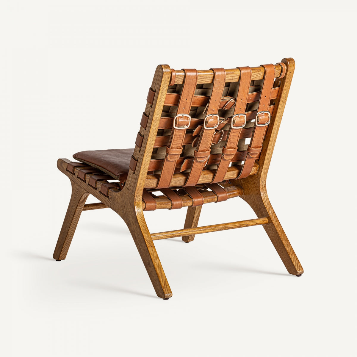 Vista trasera de silla decorativa con cinchas de cuero y hebillas metálicas, detalle de confección artesanal