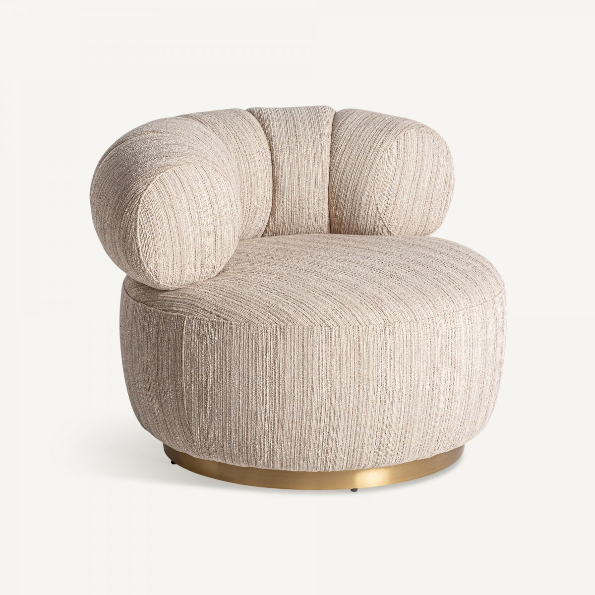 Sillón redondo tapizado en tejido beige con base dorada vista frontal diagonal, estilo glam moderno, boutique interiorismo vical