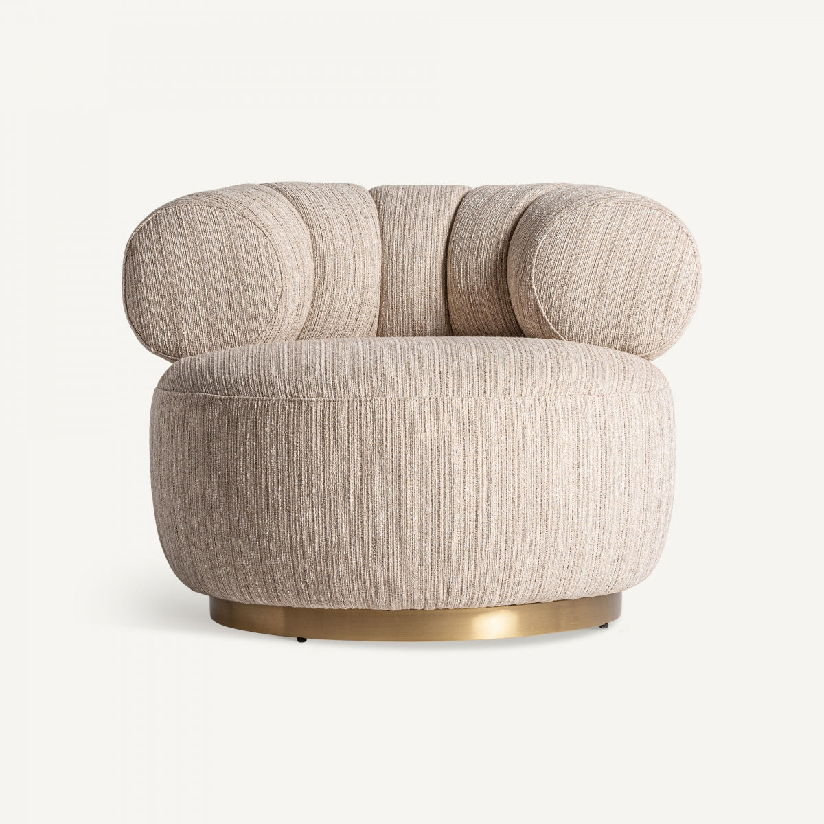 Sillón bajo circular con respaldo envolvente visto de frente, textura acanalada beige, base dorada, boutique interiorismo vical
