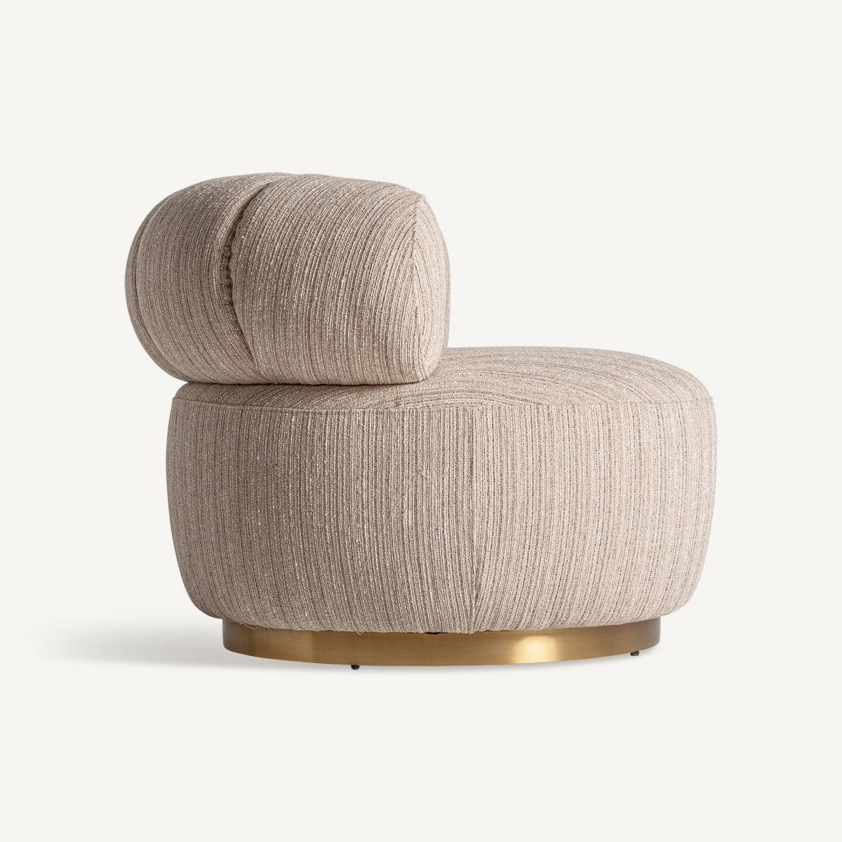 Vista lateral del sillón redondo con respaldo cilíndrico tapizado en beige y base metálica dorada, boutique interiorismo vical