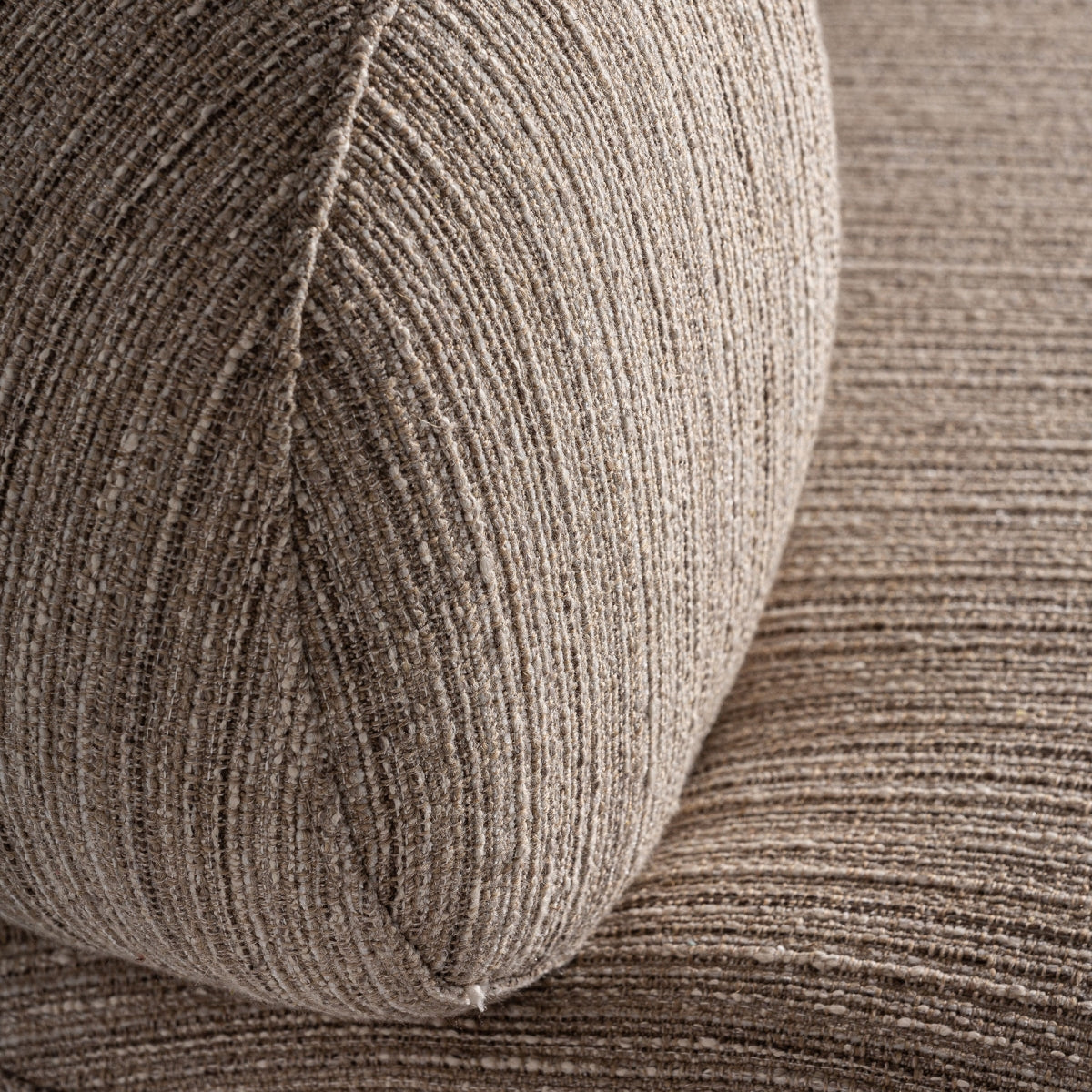 Detalle del brazo cilíndrico del sillón con costura central y textura acanalada beige, boutique interiorismo vical