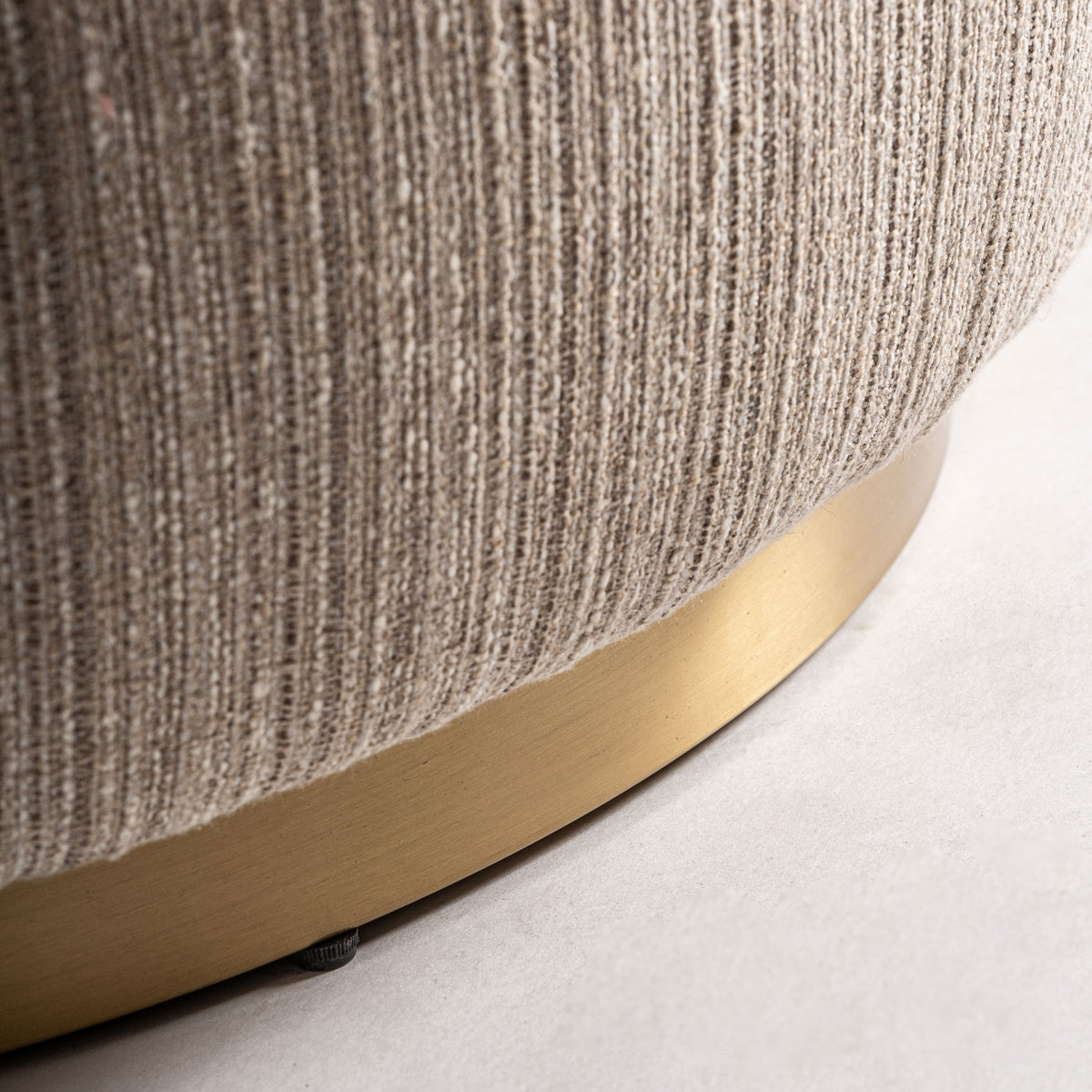 Base metálica dorada del sillón vista desde abajo, diseño redondo y elegante, boutique interiorismo vical