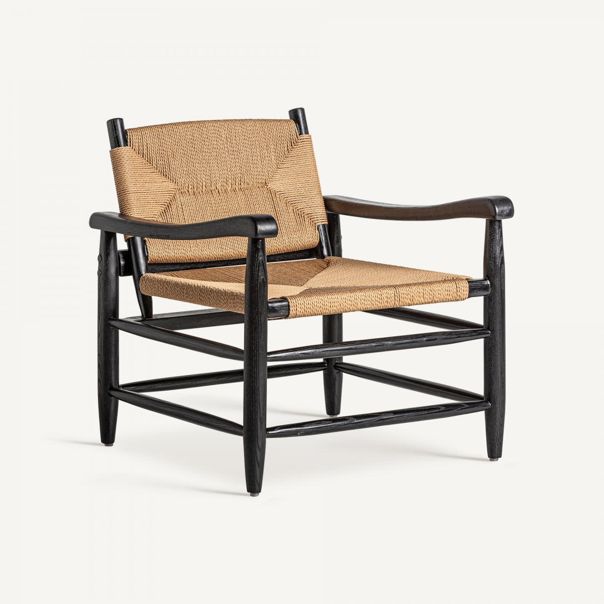 Butaca de madera negra con asiento y respaldo de cuerda natural, estilo rústico escandinavo