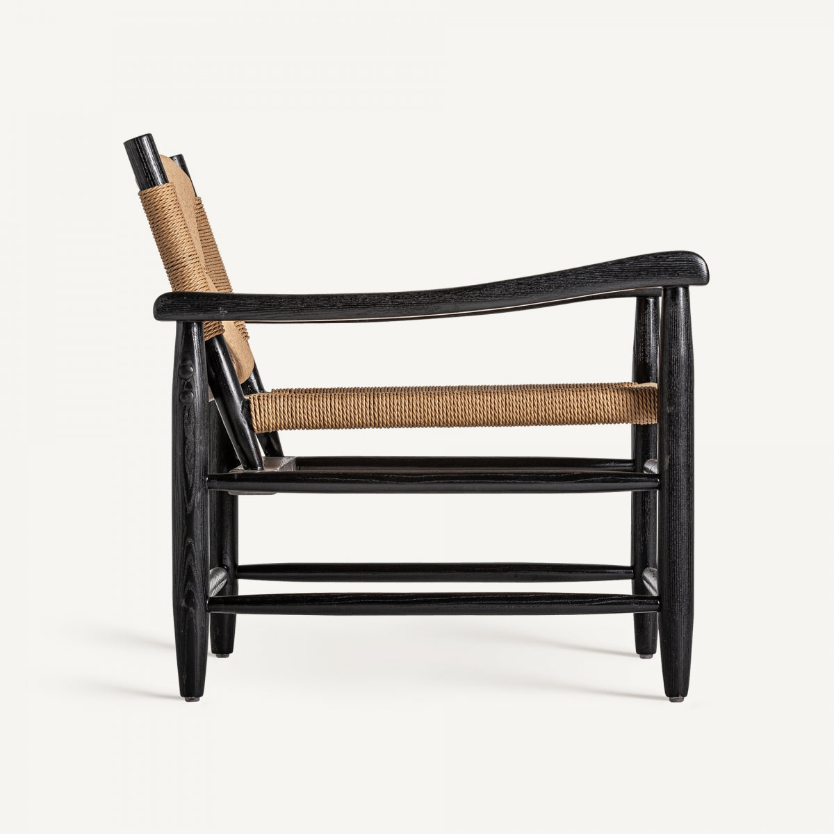 Vista lateral que destaca los brazos curvos de madera negra y asiento trenzado