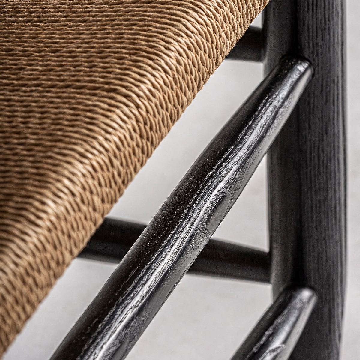 Detalle de la estructura de madera torneada con acabado negro mate