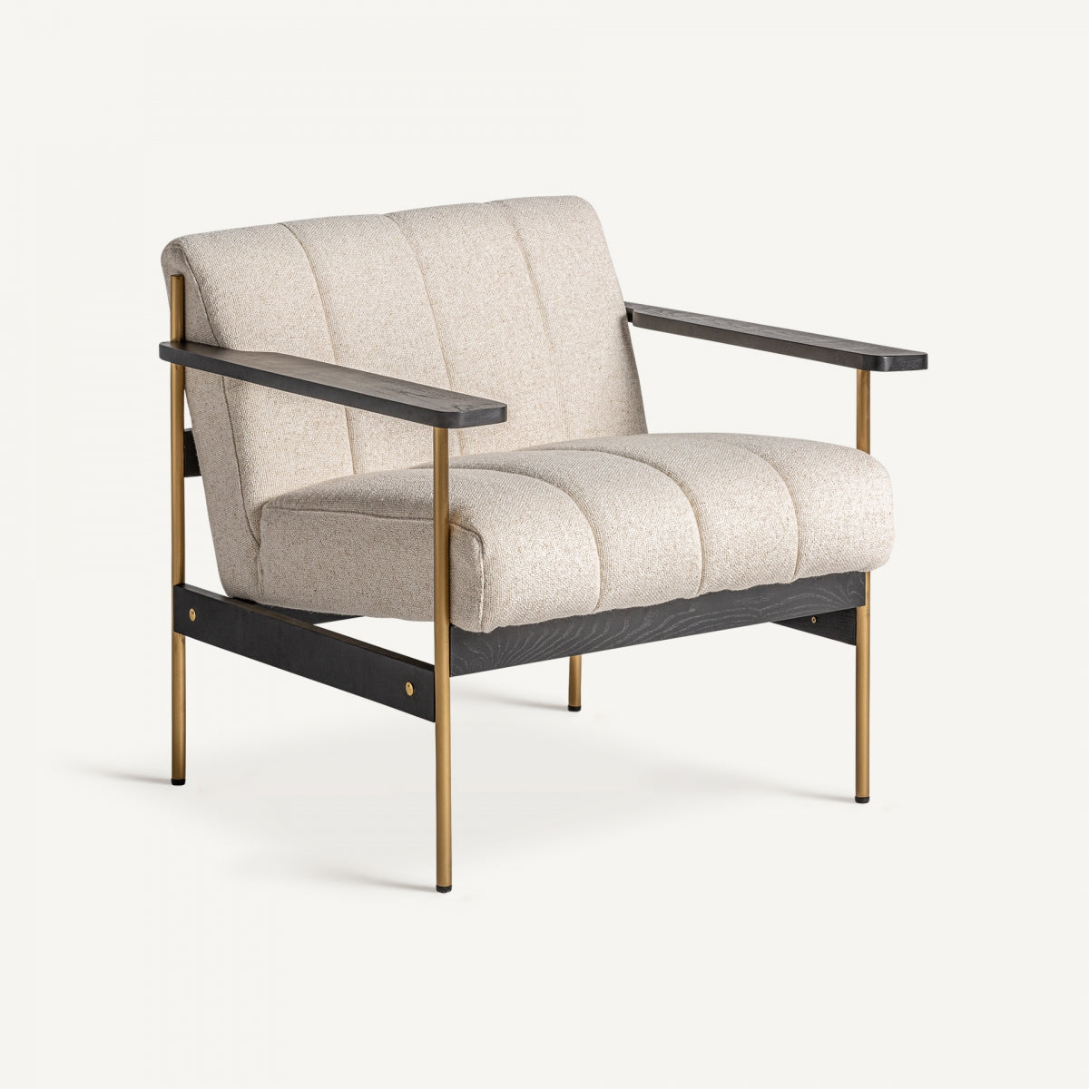 Butaca tapizada en tejido beige con estructura negra y patas de latón. Estilo moderno, elegante y confortable.