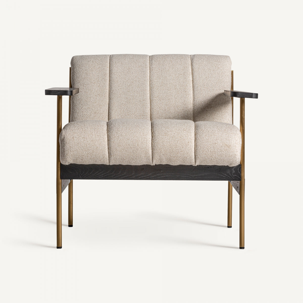 Vista frontal de butaca con respaldo y asiento acolchados en tapizado beige. Diseño moderno con líneas verticales.