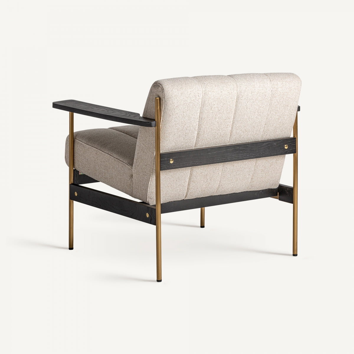 Vista trasera de la butaca con respaldo tapizado beige y apoyabrazos de madera negra. Acabado decorativo elegante.