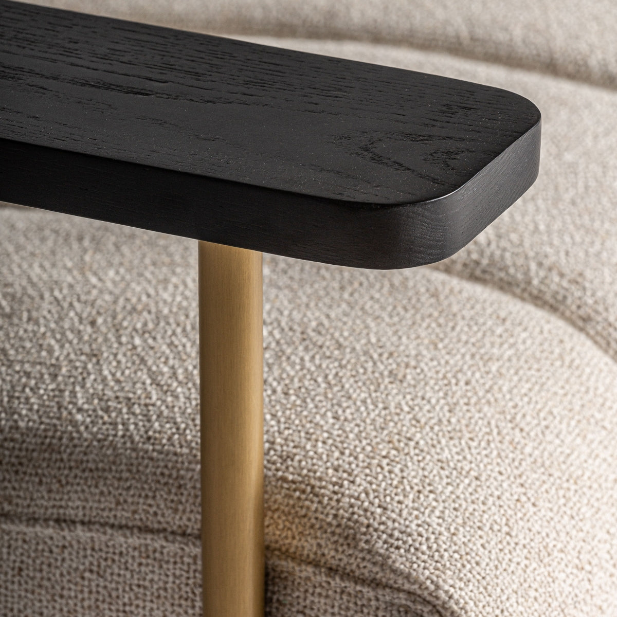 Apoyabrazos en madera oscura con detalle de estructura metálica dorada. Acabado moderno y elegante.