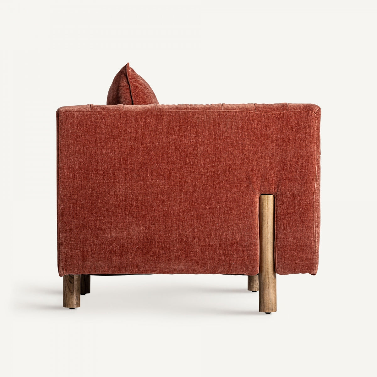 Lateral de la butaca en tela teja con patas de madera natural | estilo sofisticado y acogedor