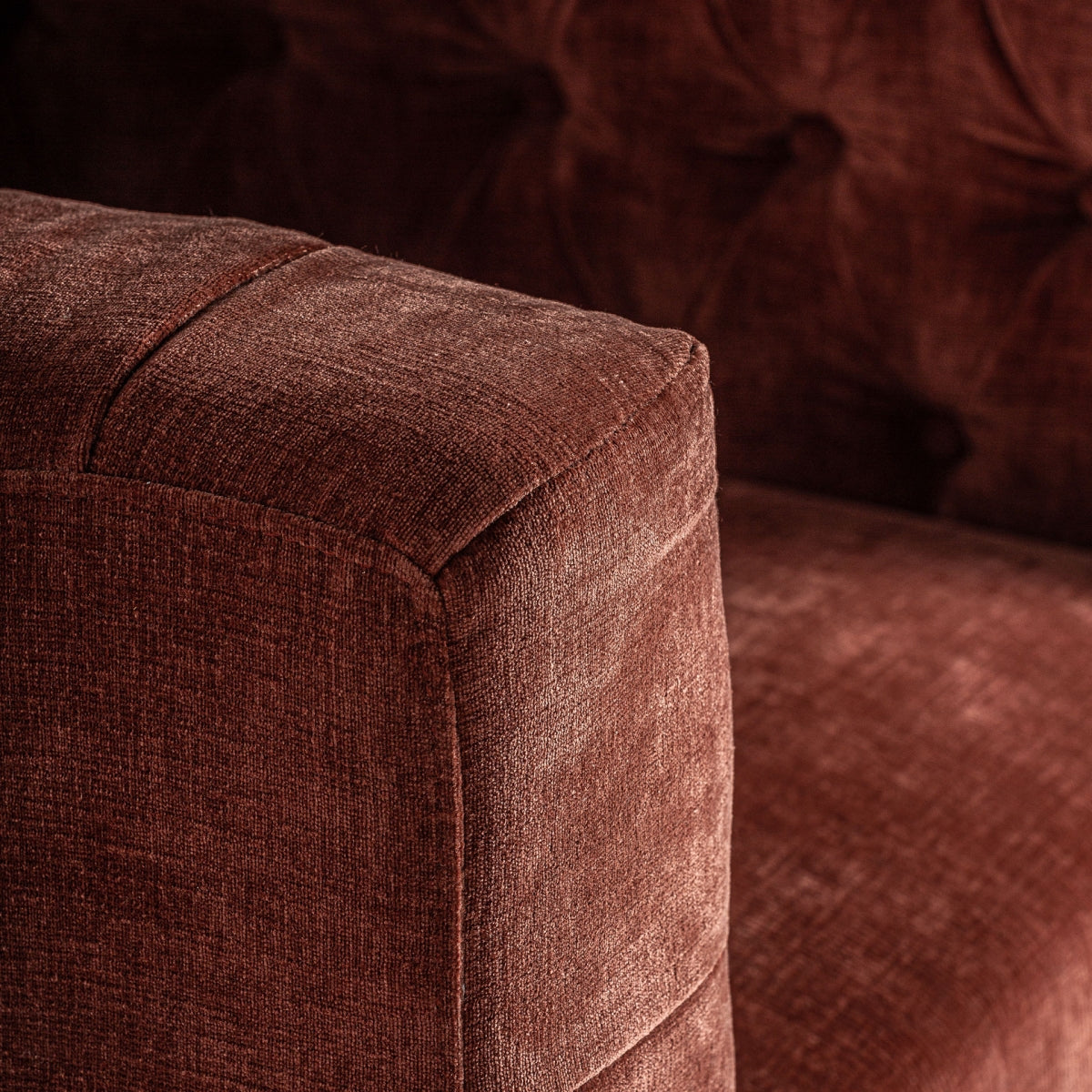 Detalle del brazo con tapizado en terciopelo teja y textura suave | estilo elegante y confortable