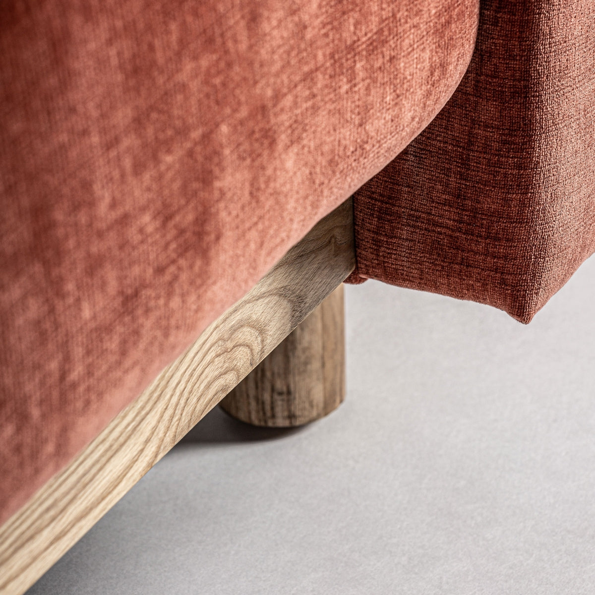 Detalle de la base en madera natural vista bajo el asiento tapizado | calidad artesanal