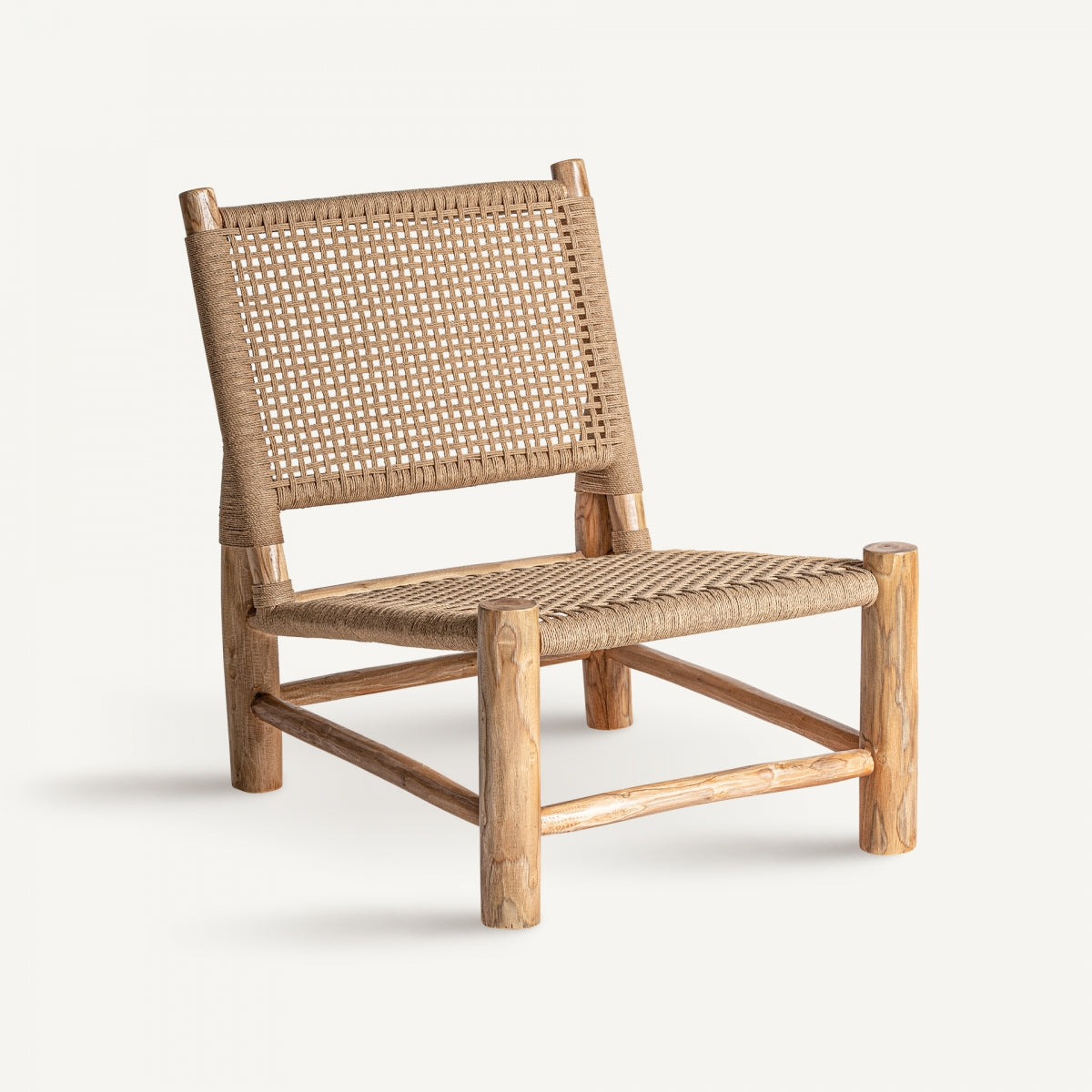Sillón bajo de madera de teca y cuerda trenzada visto de frente, estilo natural rústico boutique interiorismo