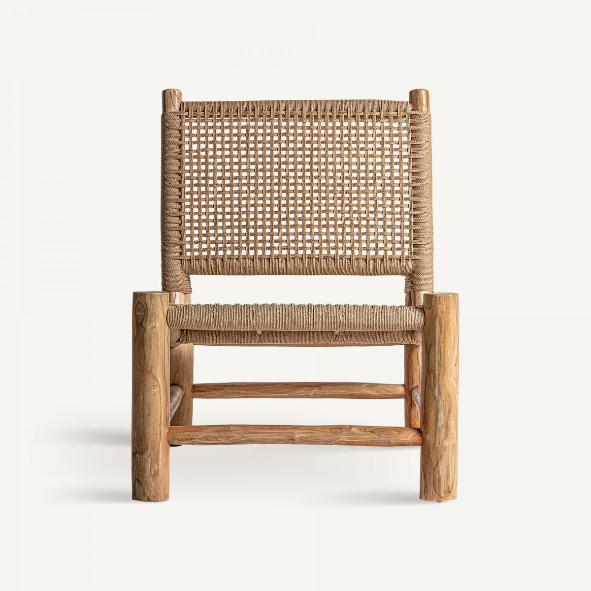 Sillón de baja altura en madera natural con asiento y respaldo de cuerda, vista frontal