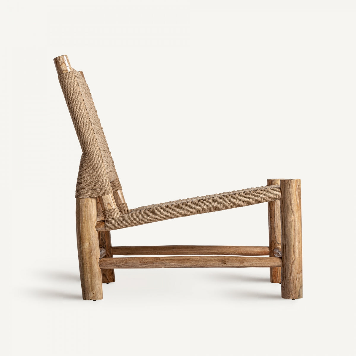 Vista lateral del sillón con estructura de madera maciza y diseño artesanal