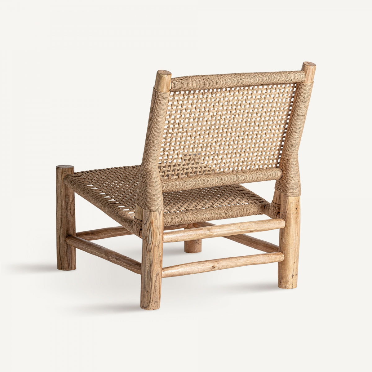 Respaldo trenzado en cuerda sobre estructura rústica de madera, estilo boho natural