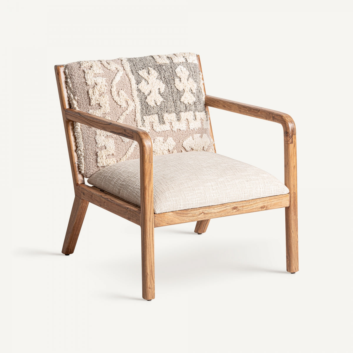Butaca estilo étnico con respaldo tapizado en textil geométrico y estructura de madera natural - vista frontal tres cuartos - boutique_interiorismo_vical