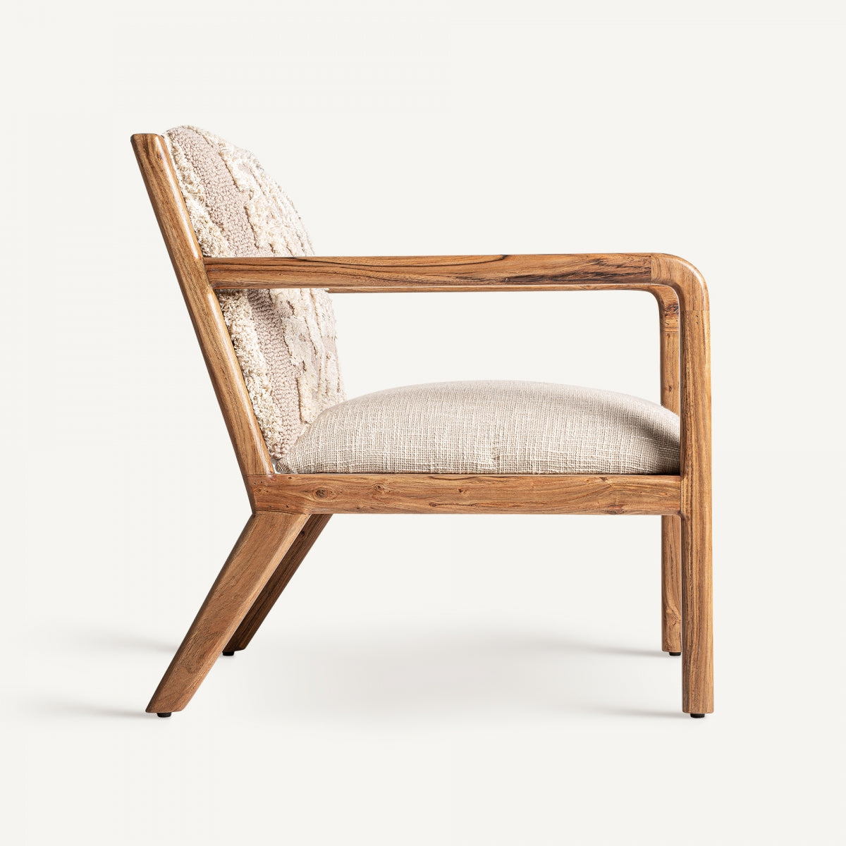 Vista lateral de butaca tapizada en tonos neutros con estructura de madera natural - estilo cálido y relajado - boutique_interiorismo_vical