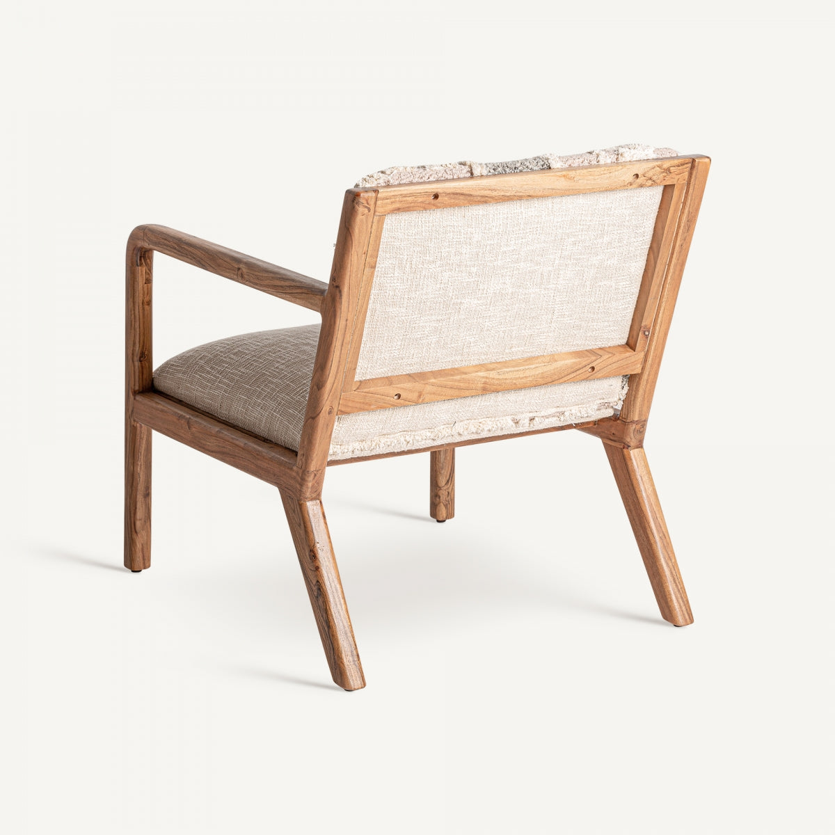 Vista trasera de la butaca con respaldo liso y detalle de estructura en madera - diseño rústico elegante - boutique_interiorismo_vical