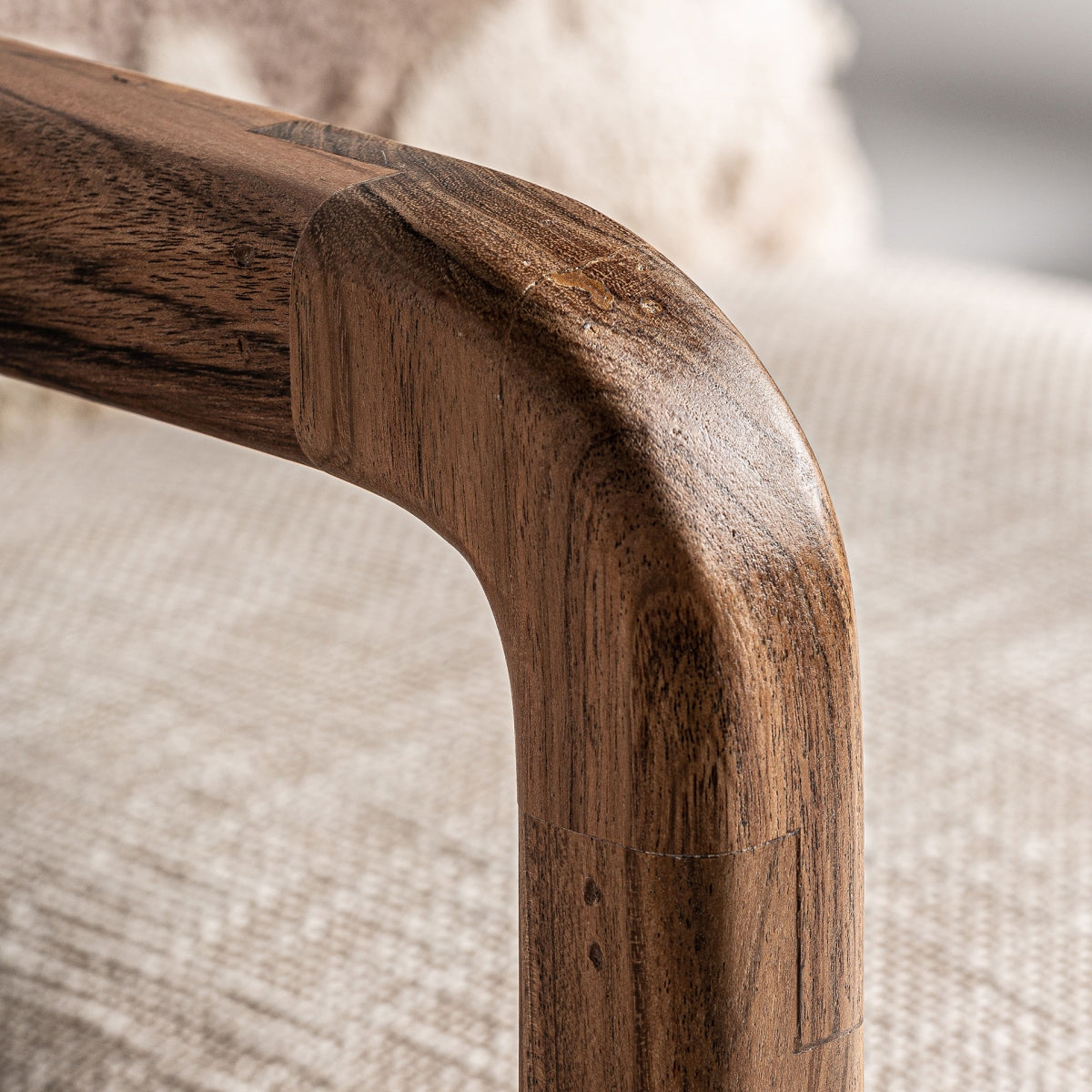 Detalle de brazo curvado en madera maciza - acabado natural y textura suave - boutique_interiorismo_vical