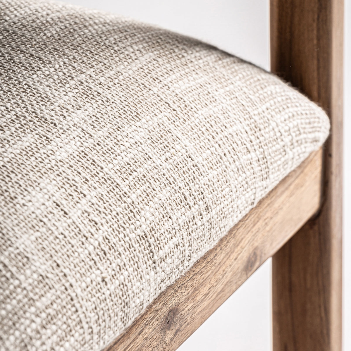 Primer plano del asiento beige texturizado - tapizado resistente y cómodo - boutique_interiorismo_vical