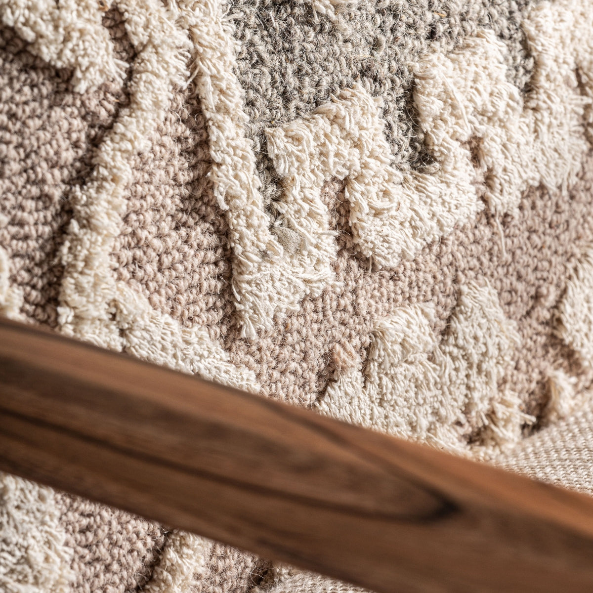 Detalle del respaldo con patrón étnico en relieve y mezcla de tonos tierra - decoración boho sofisticada - boutique_interiorismo_vical