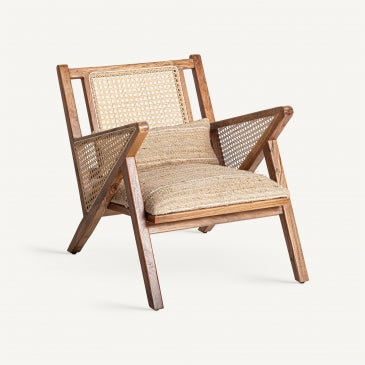 Sillón de madera y ratán natural visto en ángulo frontal, cojines rústicos y estructura en forma de A, estilo colonial moderno, boutique interiorismo vical