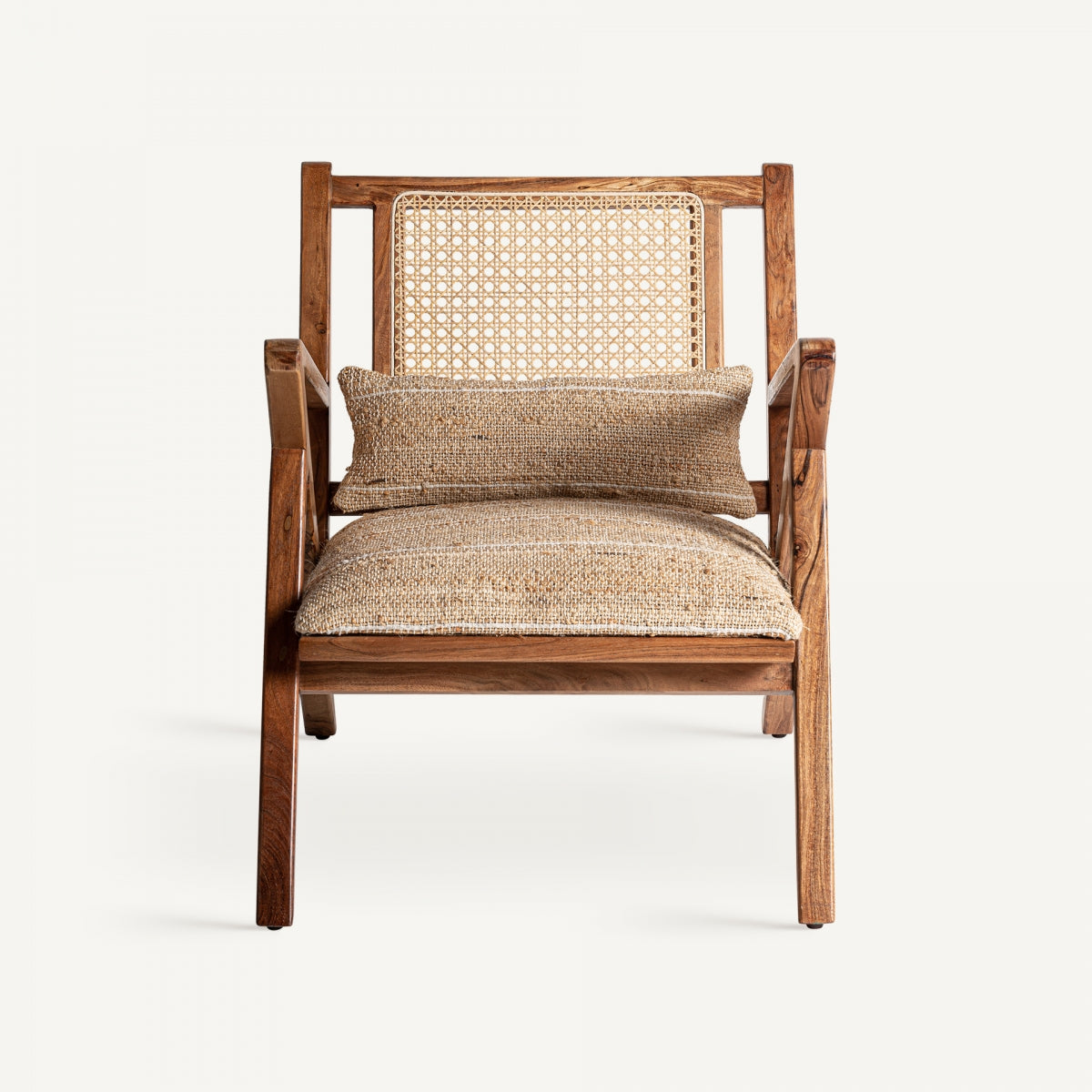 Vista frontal del sillón con respaldo de rejilla y cojín rectangular de yute, diseño artesanal con encanto natural, boutique interiorismo vical