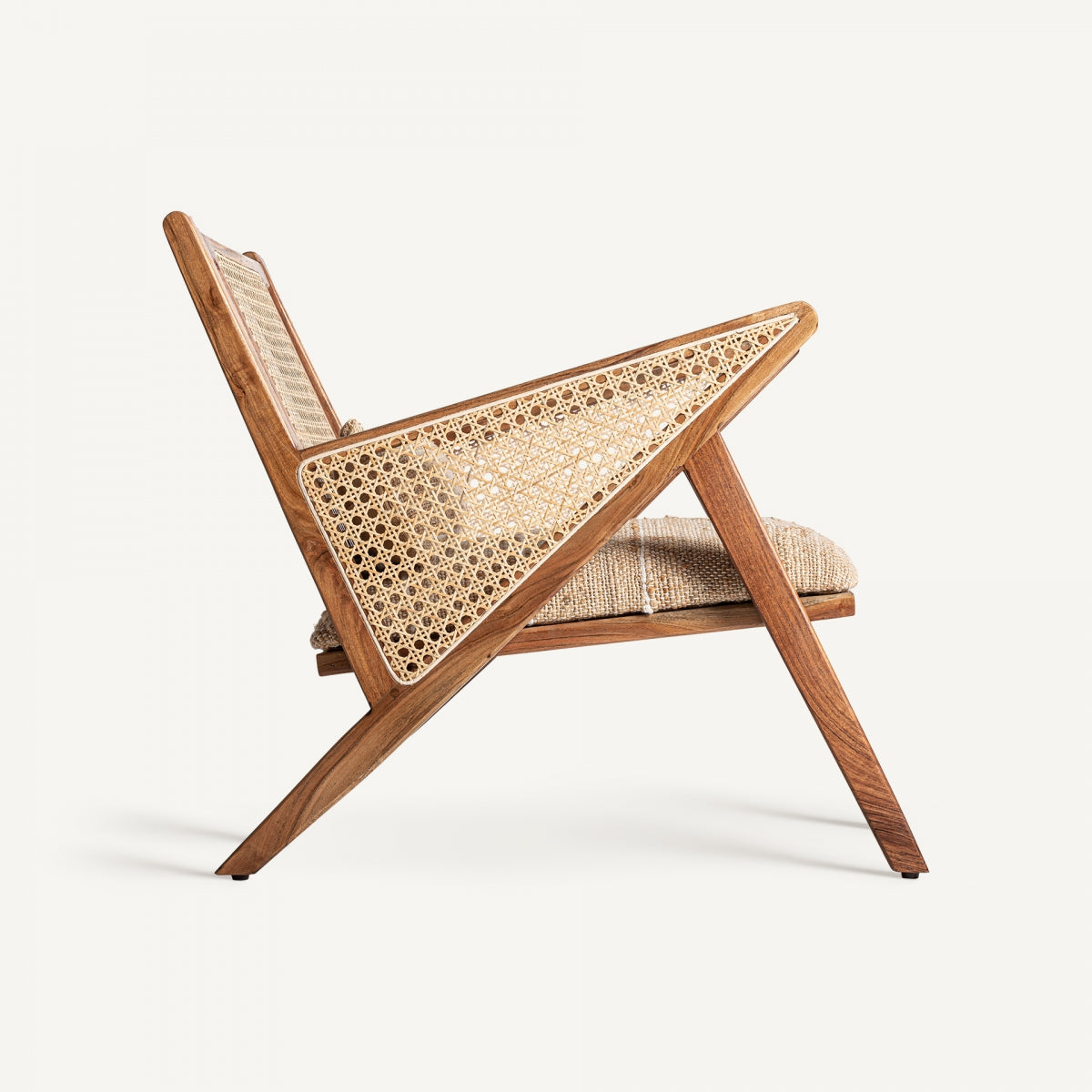 Vista lateral del sillón de madera con apoyabrazos en rejilla triangular, estructura robusta y aire bohemio, boutique interiorismo vical