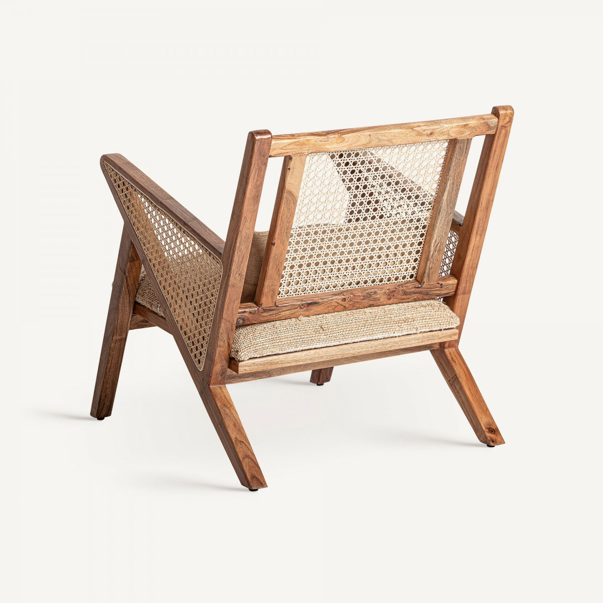 Vista trasera del sillón con respaldo de ratán y patas en ángulo, mueble con carácter natural y diseño ligero, boutique interiorismo vical