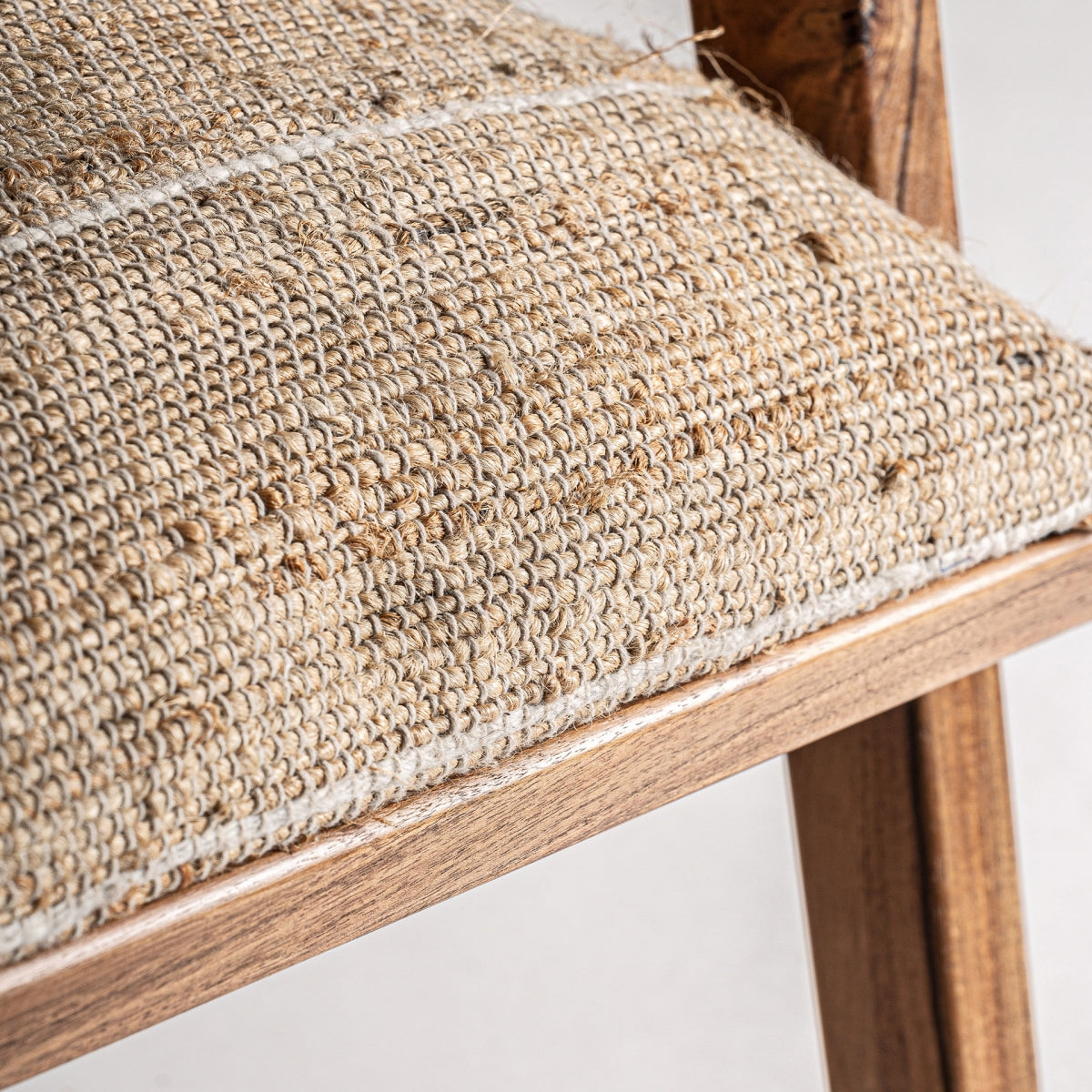 Detalle del asiento en tejido de yute grueso del sillón, textura rústica y acogedora, boutique interiorismo vical