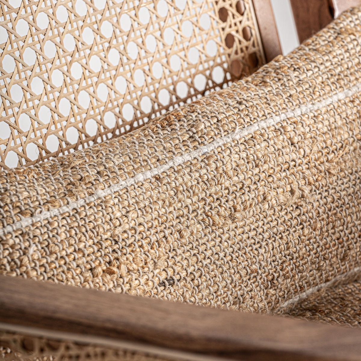 Primer plano del cojín de respaldo en yute con fondo de rejilla clara, contraste de materiales naturales, boutique interiorismo vical