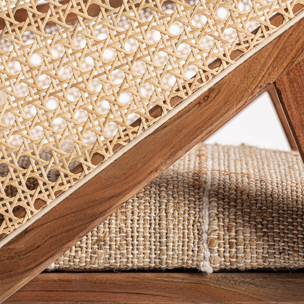 Detalle de la rejilla lateral triangular y asiento de yute del sillón, combinación cálida y bohemia, boutique interiorismo vical
