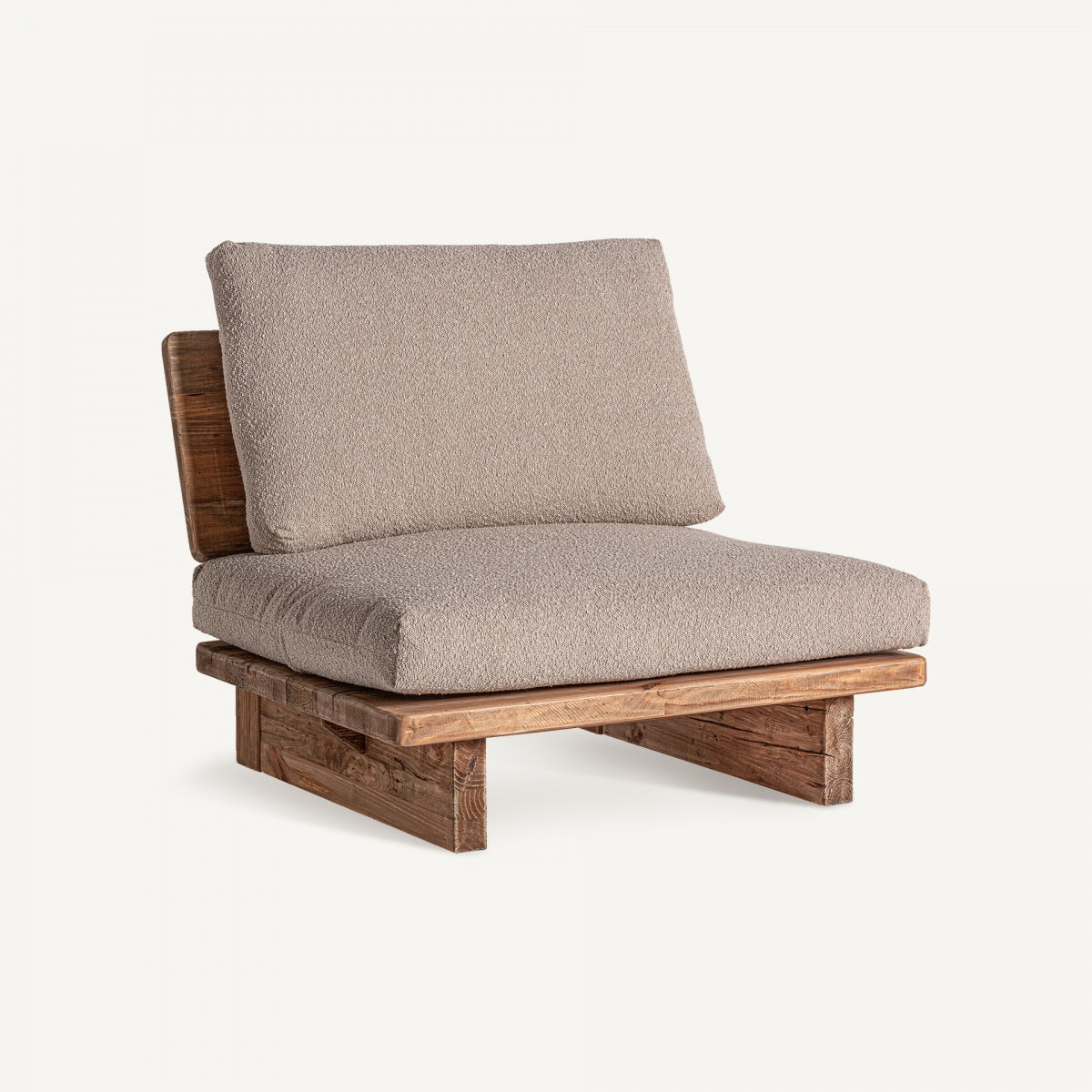 Sillón Givry con estructura de madera reciclada y cojines en bouclé beige, estilo wabi sabi