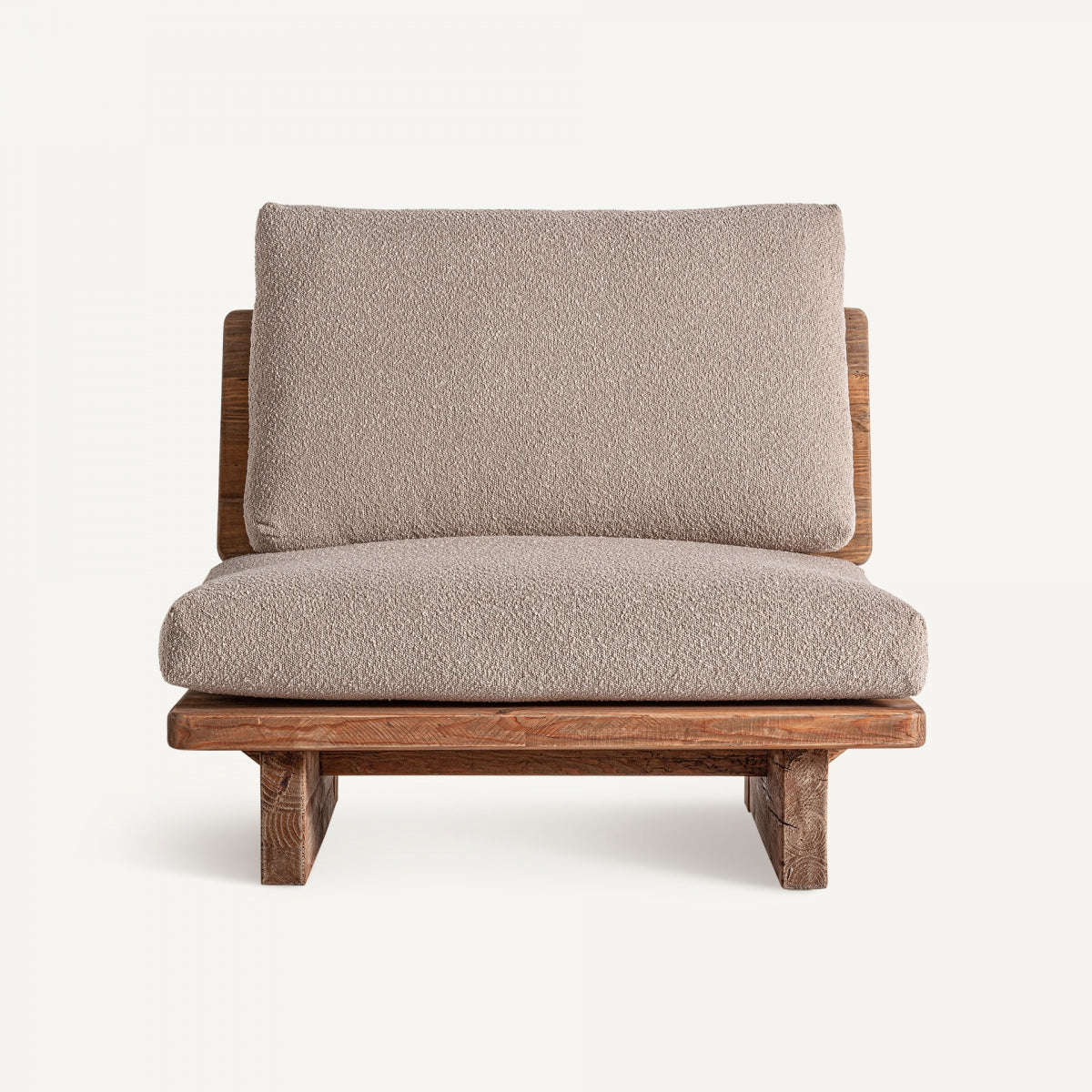 Vista frontal del sillón Givry, diseño bajo y contemporáneo con asiento mullido