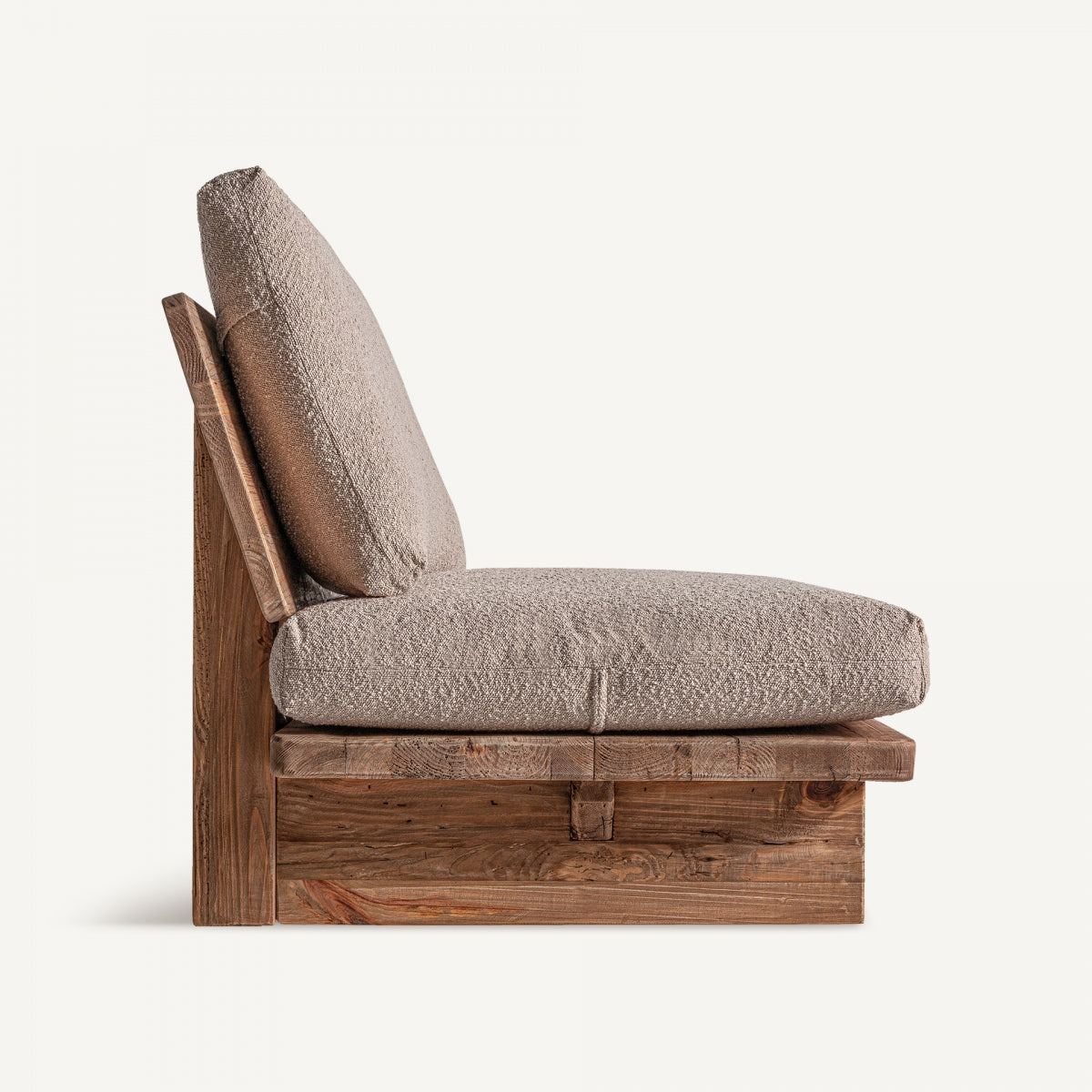 Vista lateral del sillón Givry, respaldo inclinado y base sólida de madera recuperada