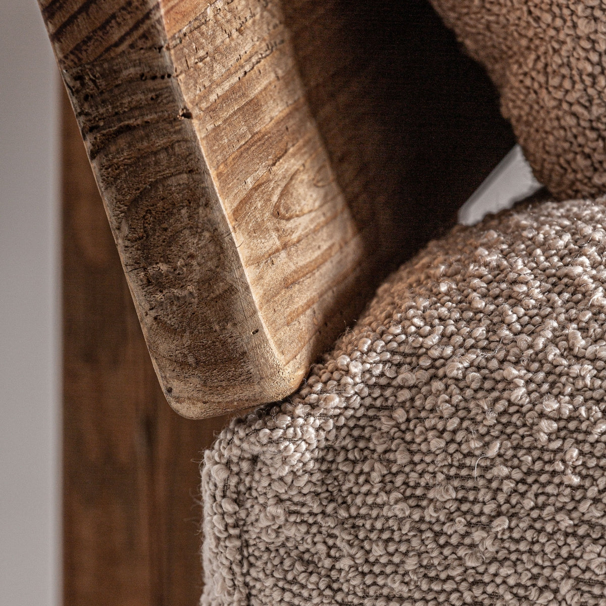 Detalle del respaldo inclinado del sillón Givry, unión entre cojín y madera natural