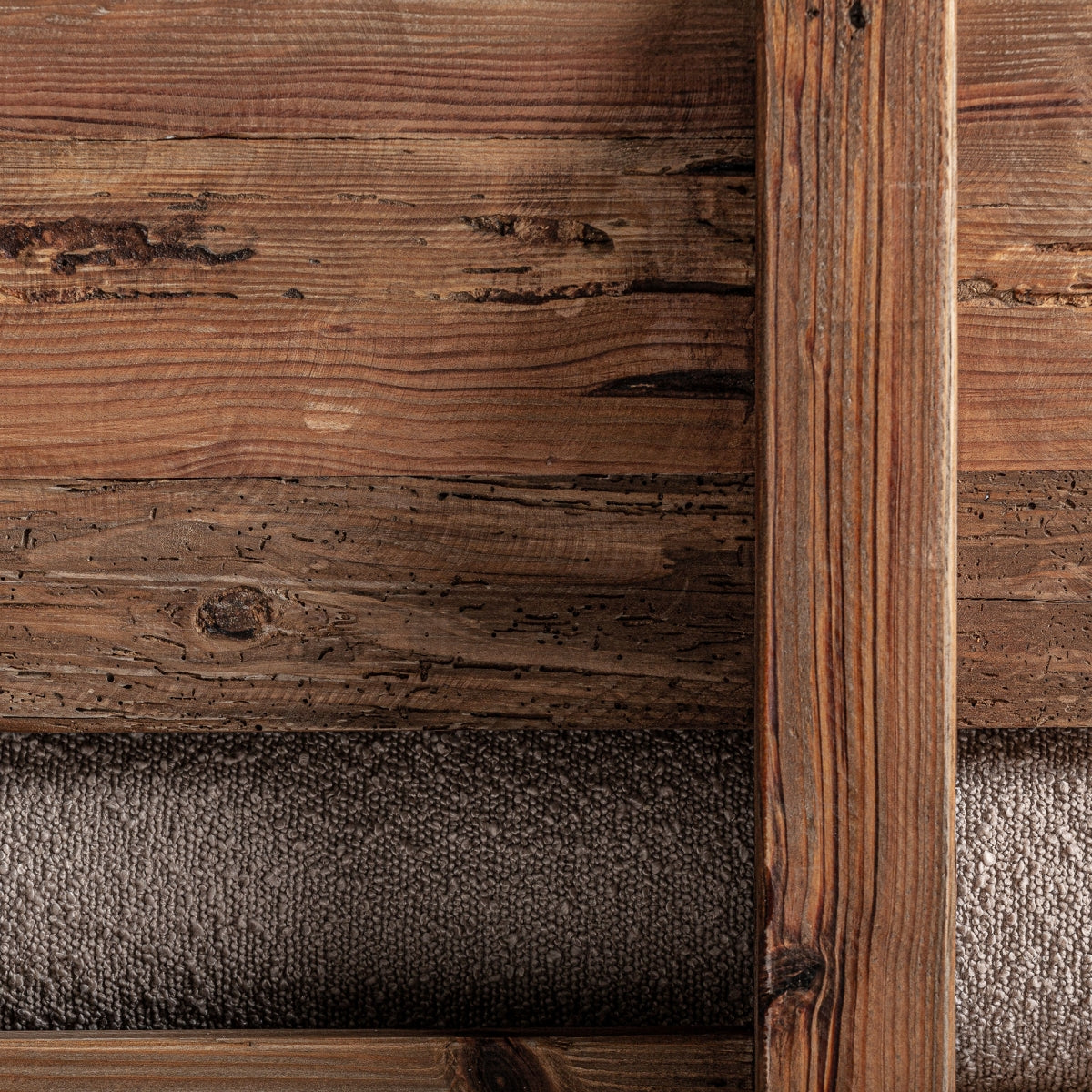 Detalle de la trasera del respaldo del sillón Givry, veta y nudos en madera reciclada