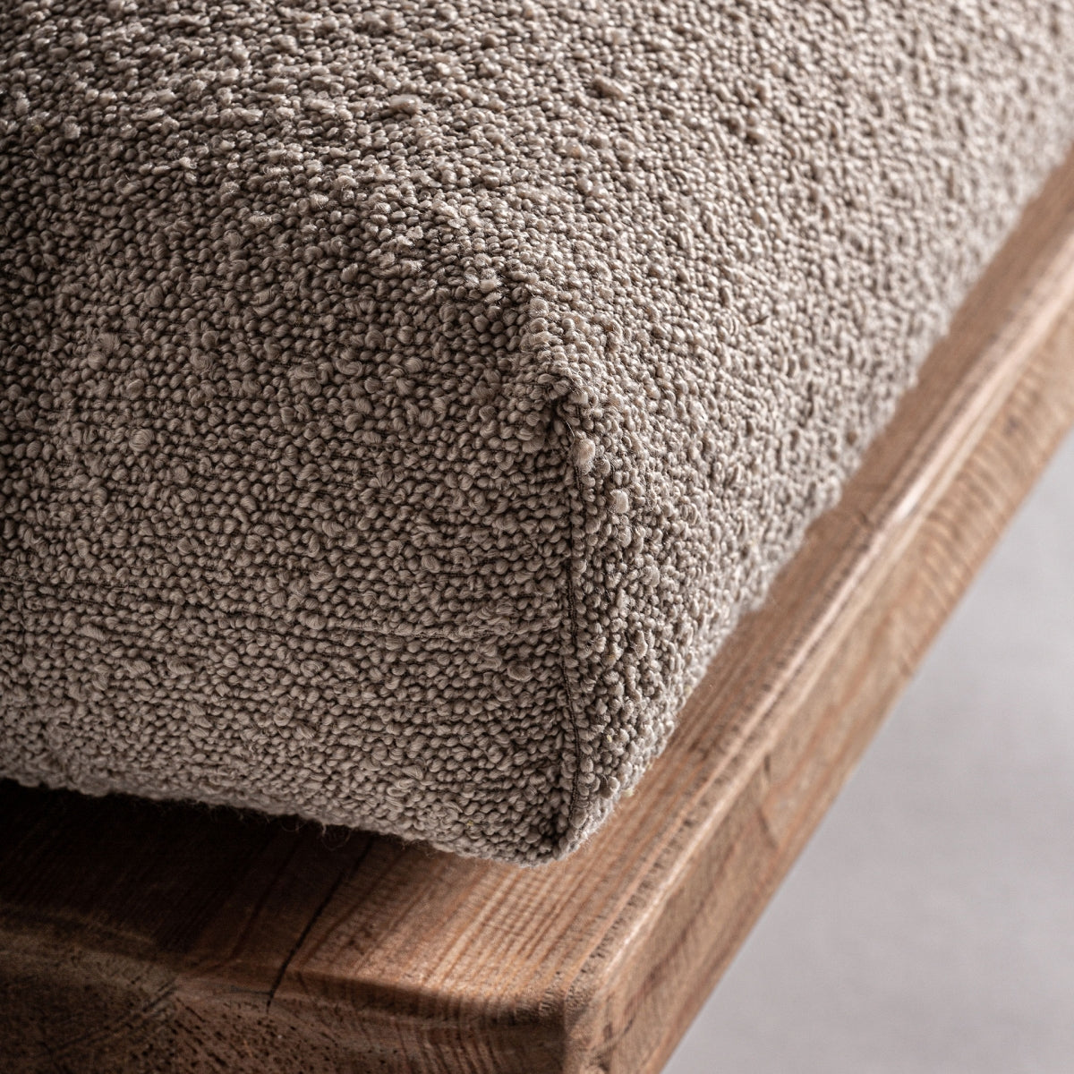 Detalle del cojín de asiento del sillón Givry, tejido bouclé en tono beige cálido
