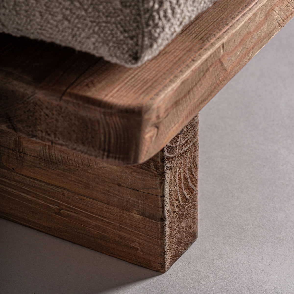 Detalle de la base del sillón Givry, madera reciclada con acabado rústico y estructura baja