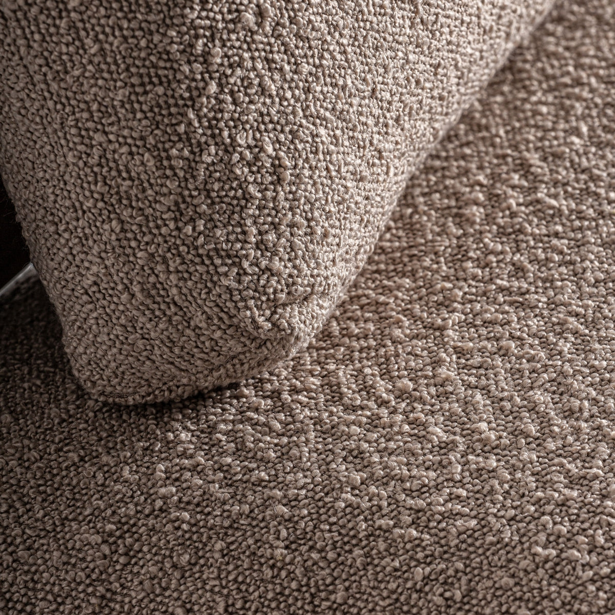 Detalle textil del respaldo del sillón Givry, tejido bouclé beige de textura suave