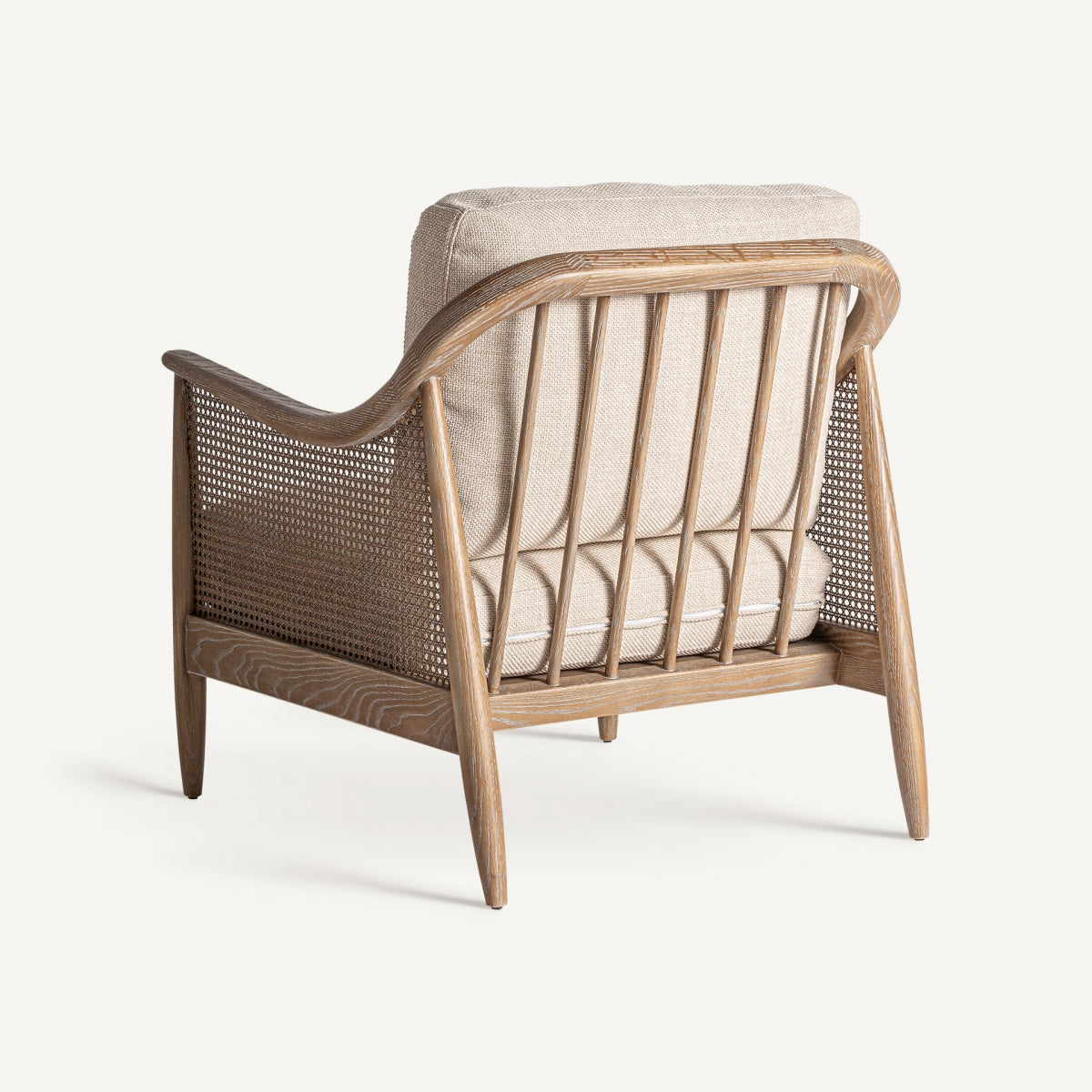 Butaca Bolzano vista trasera, detalle de barrotes y estructura curvada, madera clara, boutique interiorismo Vical
