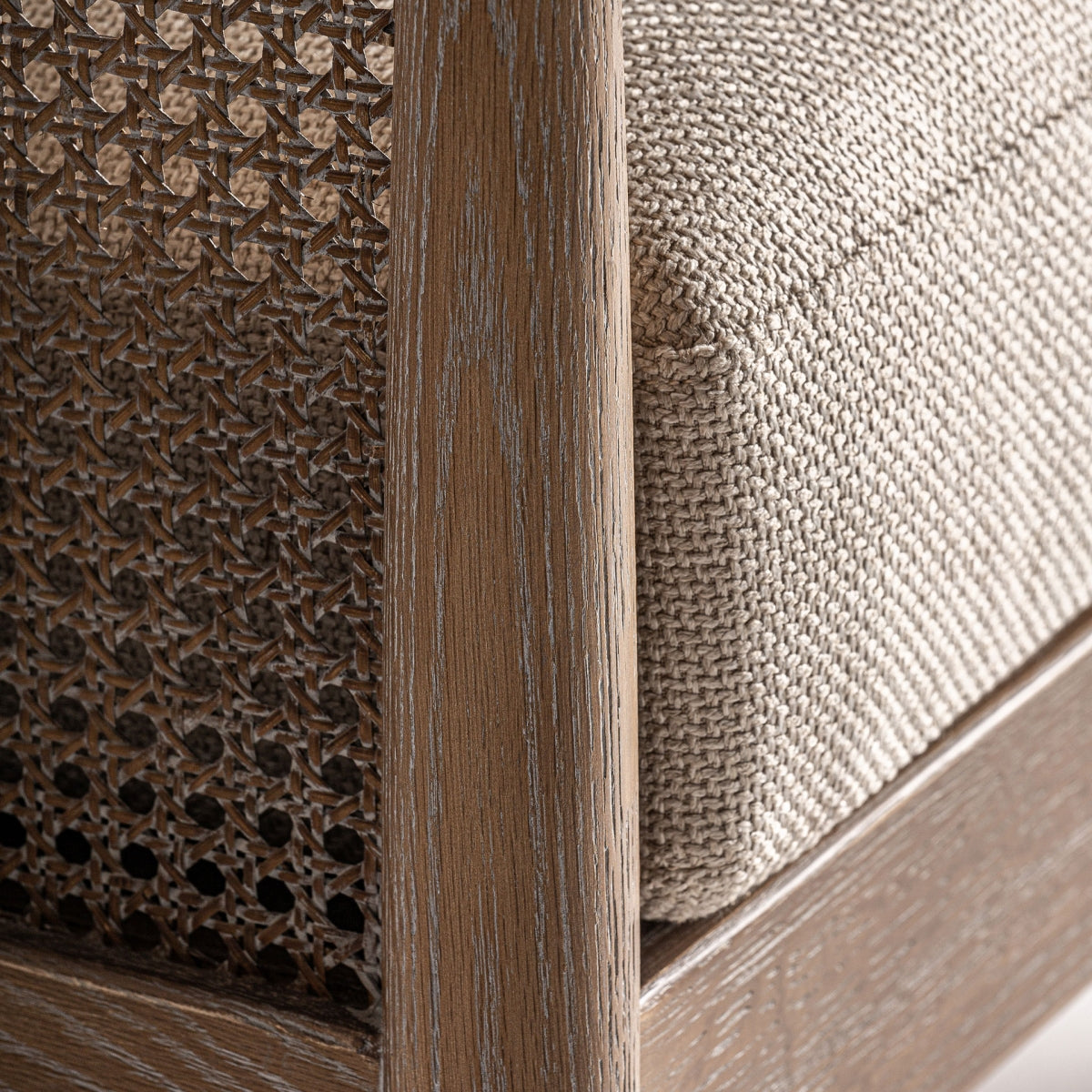 Detalle de la rejilla y tapizado de la Butaca Bolzano, textura natural y fibras en color tostado, boutique interiorismo Vical