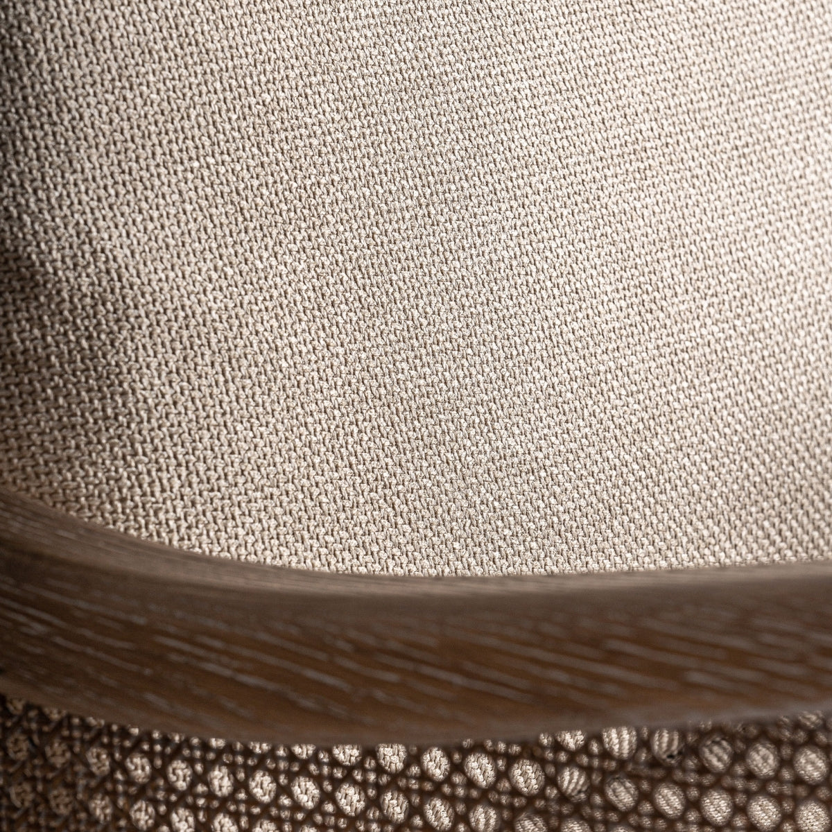 Detalle del cojín de la Butaca Bolzano, tejido beige de textura gruesa, estilo cálido, boutique interiorismo Vical