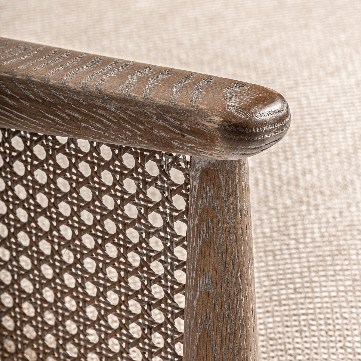 Detalle del reposabrazos de la Butaca Bolzano, acabado de madera cepillada, estructura elegante, boutique interiorismo Vical